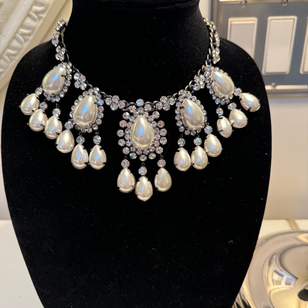KENNETH JAY LANE COUTURE COLLECTION BAROQUE PEARL AND CRYSTAL NECKLACE
